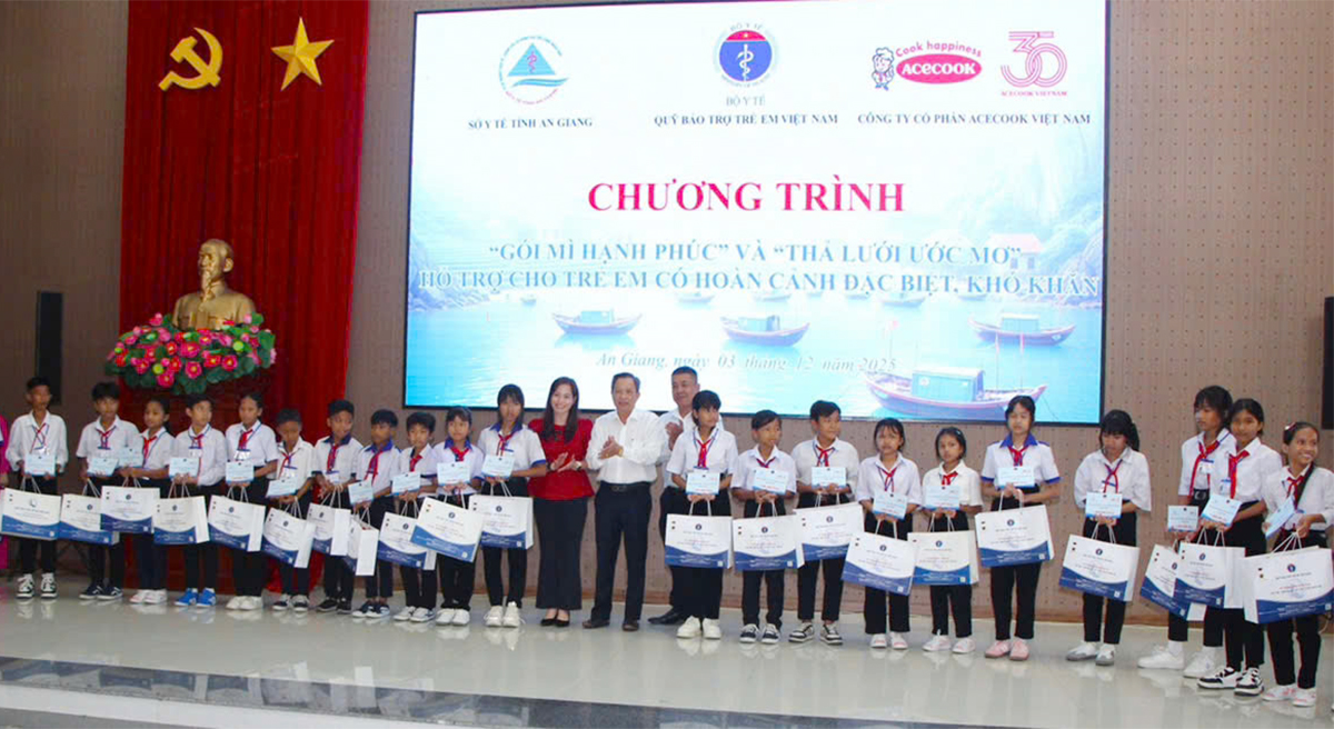 Trao học bổng, bảo trợ dài hạn, tặng quà trẻ em thuộc Dự án “Gói mì hạnh phúc”, “Thả lưới ước mơ” tỉnh An Giang và Cà Mau

